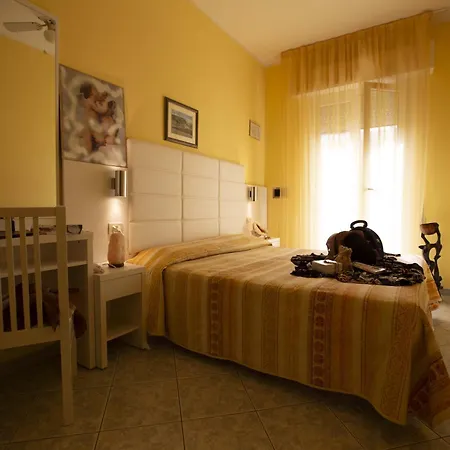 Gloria Hotel 2*