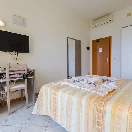 Gloria Hotel 2*