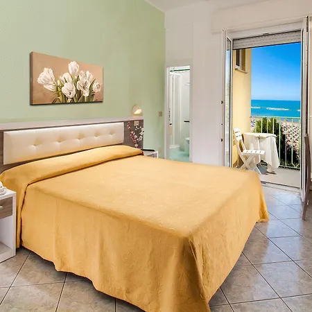 Gloria Hotel 2*