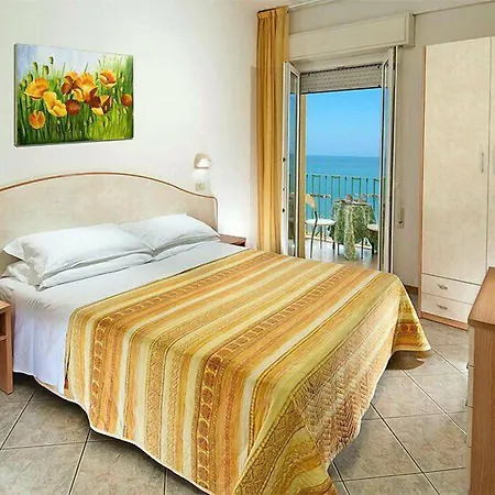Gloria Hotel 2*